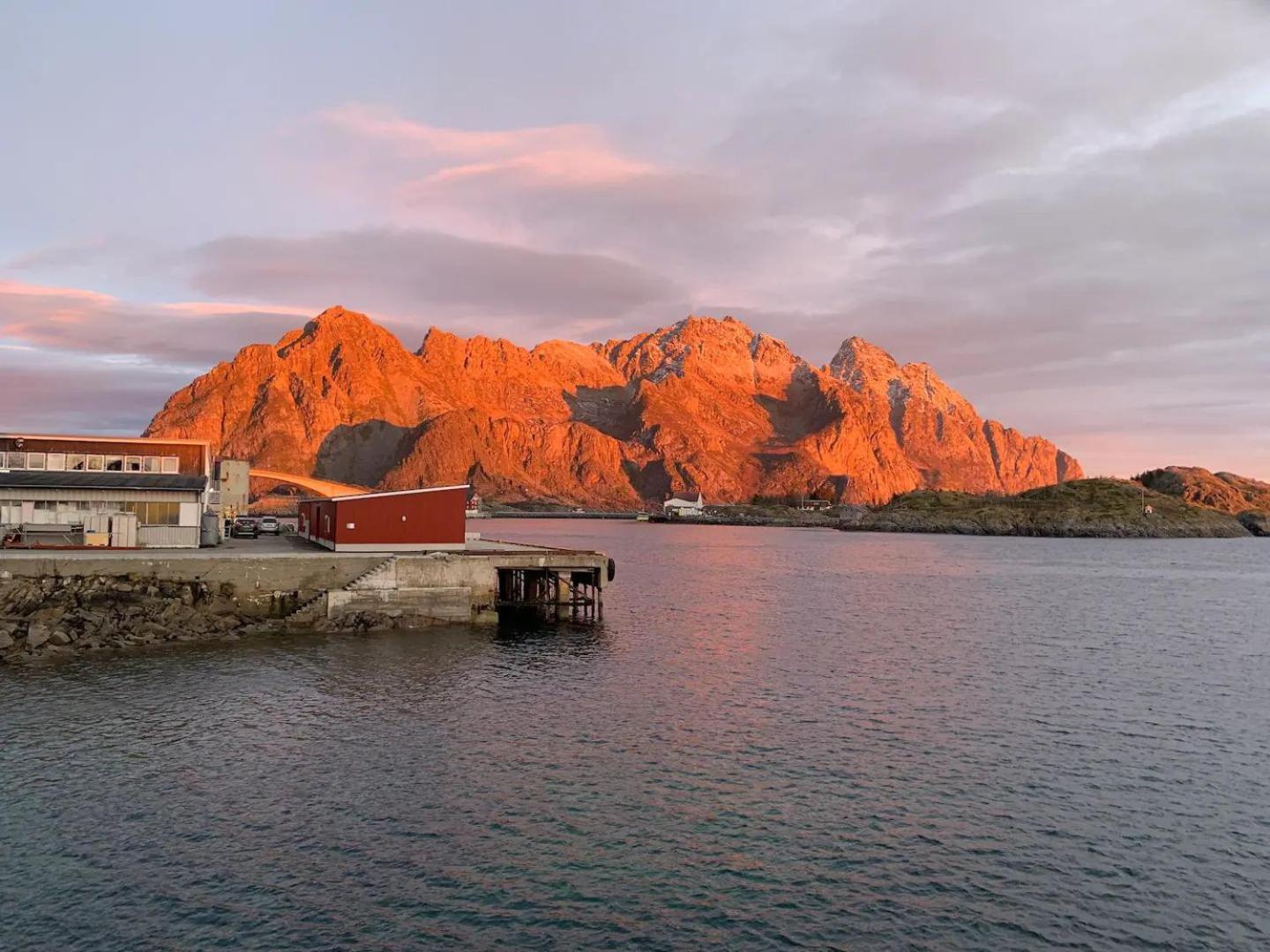 Stor Moderne Leilighet I Henningsvaer, 70 Kvm Exterior photo